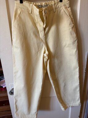 NWOT Canadian brand YOGA relaxed jeans.  Buttery yellow colour. Size 29